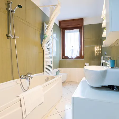 * * 11' From Malpensa* * Shuttle, Netflix & Wi-fi Apartment